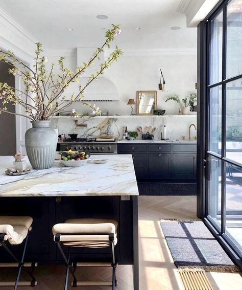 Marble Types, Tali Roth, Classic Kitchen, Home Luxury, Kitchen Counters, Interior Modern, Stone Cold, Black Cabinets, Design Del Prodotto