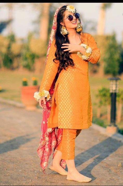 Beautiful dress Simple Mehndi Dresses, Mayon Dresses, Pakistani Kurti, Haldi Dress, Haldi Outfit, Mehndi Dress, Pakistani Fashion Casual, Beautiful Pakistani Dresses, Kurti Collection