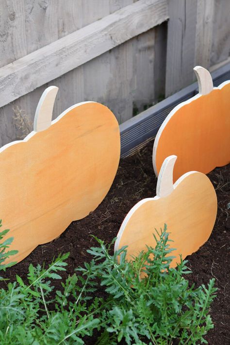 DIY wooden pumpkin patch (Halloween garden decorations) | The Crafty Gentleman Autumn Yard Decor, Diy Pumpkin Patch, Pumpkin Patch Halloween, Halloween Garden Decorations, Pumpkin Cutouts, Diy Popsicle, Vertical Garden Diy, Fall Stuff, Halloween Garden