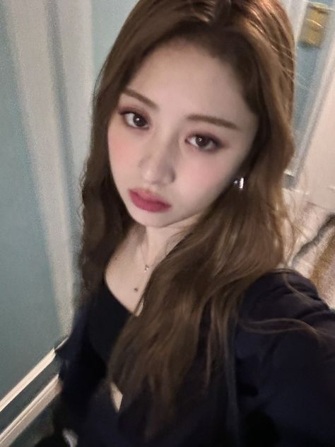 yunjin selca le sserafim Yunjin Kim, Kpop Pfp, Dara Kpop, Pre Debut, I Love Girls, Girl Icons, Kpop Girl Groups, New Yorker, K Idols