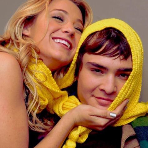 Chuck And Serena, Serena And Chuck, Gossip Girl Hair, Gossip Girl Scenes, Chuck Bass Ed Westwick, Gossip Girl Hairstyles, Green Lantern 2011, Netflix Wallpaper, Gossip Girl Cast