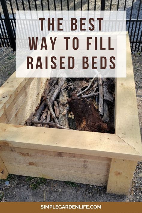 The best way to fill raised beds by simplegardenlife.com Raised Garden Bed Soil, Tall Raised Garden Beds, Raised Garden Beds Diy Vegetables, Wooden Raised Garden Bed, Building Raised Beds, Raised Planter Boxes, Building Raised Garden Beds, Garden Wood, Raised Flower Beds