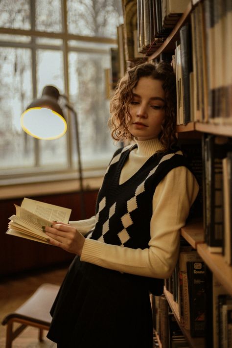 Photography Poses In Library, Senior Pictures Dark Academia, Book Nerd Photoshoot, Library Fashion Photoshoot, Bookstore Graduation Photos, Library Shoot Photo Ideas, Library Photo Shoot Aesthetic, Senior Photos Bookstore, Library Portrait Photography