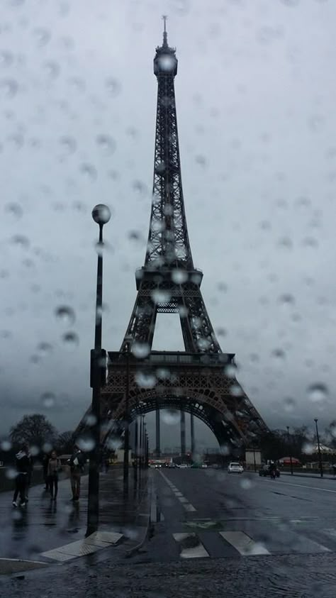 Eiffel Tower Photography, French Aesthetic, France Aesthetic, Paris Tour Eiffel, Paris Wallpaper, Paris Pictures, Paris Aesthetic, Gloomy Day, Wallpaper Nature Flowers