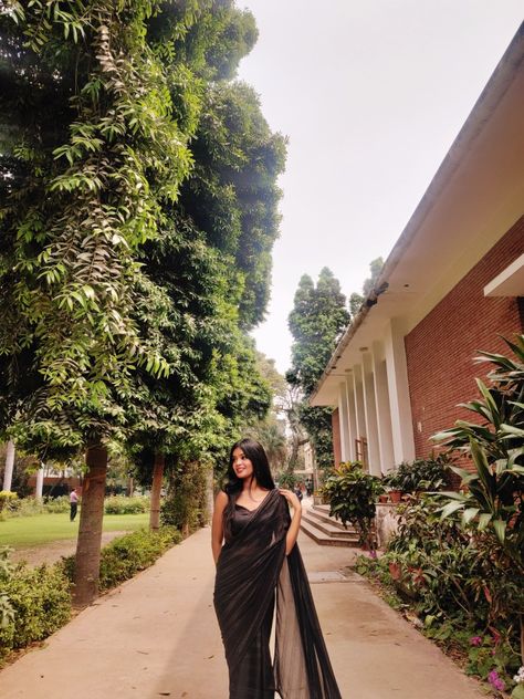 Black saree farewell pose Fancy Saree Photoshoot Poses, Western Saree Poses, Black Saree Farewell, Farewell Saree Poses, Farewell Pics Ideas, Farewell Pictures Photo Ideas, Farewell Pic Ideas, How To Pose In Saree, Black Saree Poses