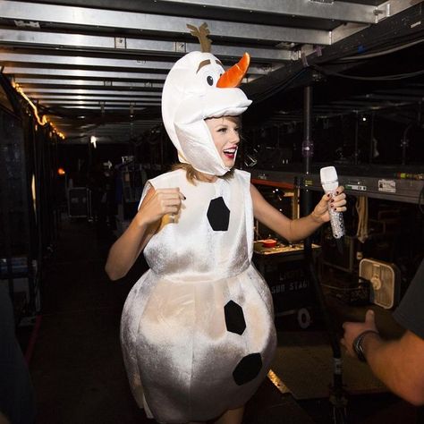 Celeb Halloween, Olaf Costume, Taylor Swift Dress, Taylor Swift Fotos, Divas Pop, Taylor Pics, 1989 Tour, Idina Menzel, Taylor Swift Aesthetic