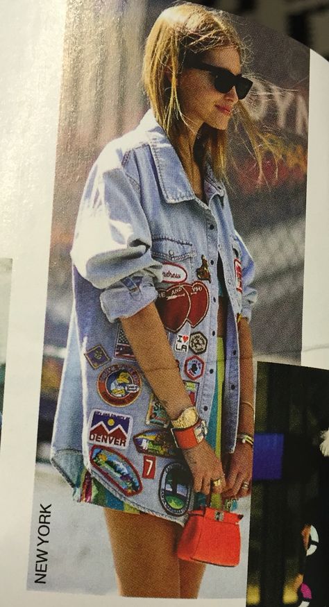 Jeans met patches Pins Jean Jacket, Patch Jean Jacket Outfit, Jean Jacket With Patches Outfit, Fun Jean Jacket, Patch Jacket Aesthetic, Fabric Paint Jean Jacket, Pins On Jacket Aesthetic, Patch Denim Jacket Outfit, Denim Jacket Patches Aesthetic