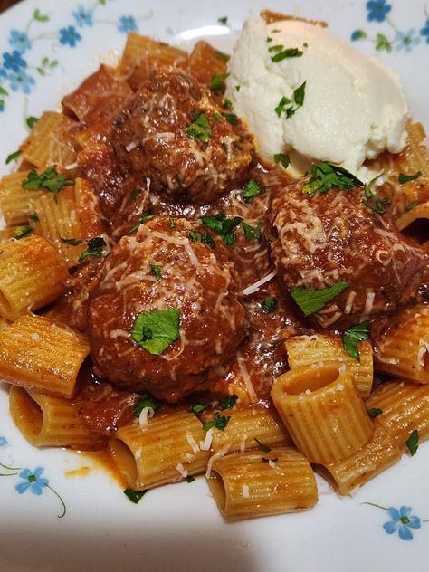 Rigatoni With Meatballs And A Dollop Of Ricotta - Easy DIY Recipes Nonna Pia, Meatballs Pasta, Sausage Ragu, Pasta Garlic, Savory Meatballs, Mediterranean Recipes Healthy, Pecorino Romano Cheese, Pecorino Romano, Romano Cheese