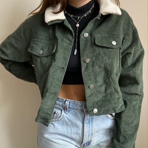 Cordory Jacket Outfit, Coudroy Jacket Outfits, Academic Fashion, Sherpa Jacket Outfit, Thrifting Ideas, Corduroy Sherpa Jacket, Corduroy Shirt Jacket, Clothes Board, Jacket Outfit Women