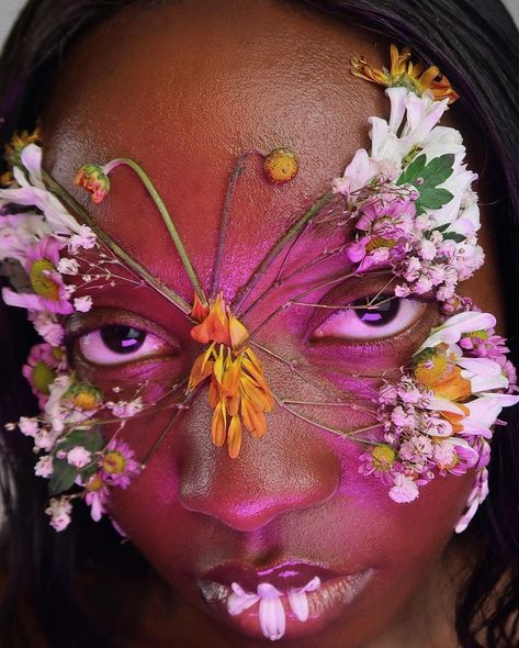 Lynda auf Instagram: „Midsommar kinda vibes (but less traumatic)🌸🌺🌼🌹🥀 • • #editorialmakeup #editorialmakeupartist #uglymakeuprevolution #facepainting…“ Flower Makeup, Fairy Makeup, Photoshoot Concept, Arte Inspo, Foto Art, Editorial Makeup, Hair And Makeup, Creative Makeup, Artistry Makeup