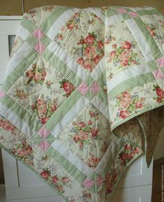 Snowflake Quilts, Shabby Chic Quilt Patterns, Floral Quilt Patterns, Happy Quilts, Teapot Lamp, Shabby Chic Quilts, Rag Quilt Patterns, Homemade Things, Panel Quilt Patterns