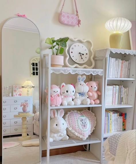 Collectibles Room, Room Inspo Desk, White Pink Aesthetic, Cute Aesthetic Room, Gentle Aesthetic, Stationery Desk, Aesthetic Apartment, I Pad, Desk Inspo