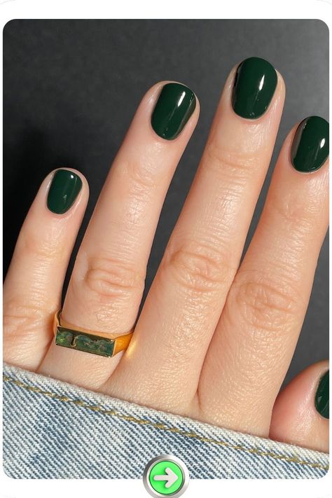 Forest green short nails with a glossy finish, offering a chic and minimalistic Christmas nail look. Perfect for understated holiday elegance with modern flair. Short Dip Nails Green, Christmas Minimalistic Nails, Dark Green Christmas Nails Short, Green Holiday Nails Short, Short Round Nails Green, Forest Green Nails Short, Dark Green Dip Nails, Moody Christmas Nails, Dark Green Nails Short