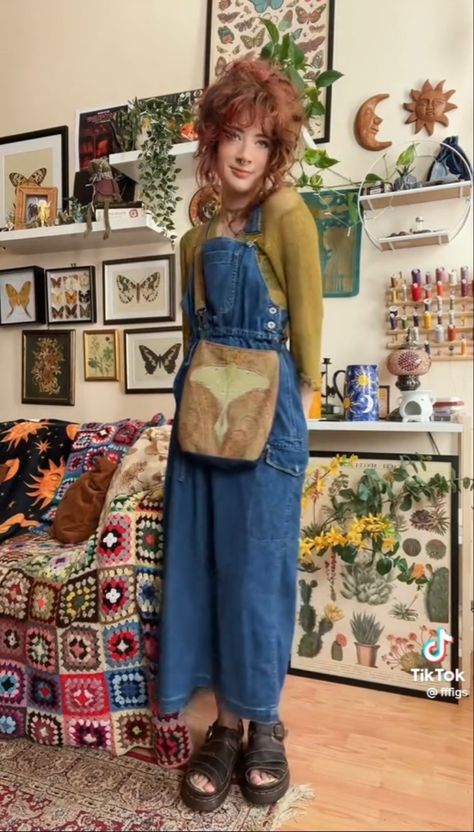 90s Whimsical Aesthetic, 80s Boho Fashion, 90s Granola Aesthetic, Cottage Core Witch Aesthetic Outfits, Whimsical 90s Outfits, Gnome Core Fashion, Cottage Core Aesthetic Fashion, Phoebe Buffay Aesthetic Outfit, 80s Witch Aesthetic