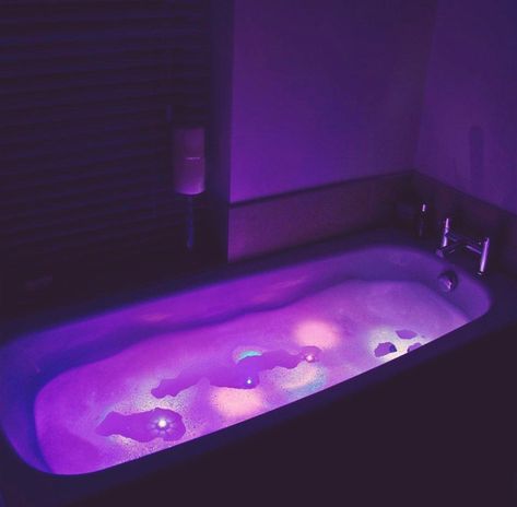 Neon Bathroom Aesthetic Ideas, Purple Shower Aesthetic, Neon Bathroom Aesthetic, Bathroom Neon Aesthetic, Purple Bathtub, Purple Bath Aesthetic, Neon House, Blue Bathtub Aesthetic, Neon Bathroom