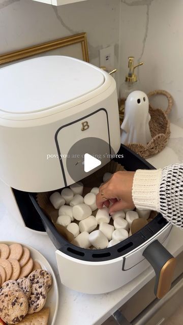 S'mores In Air Fryer, Air Fryer Marshmallow, Air Fryer Smores Dip, Air Fryer Smores Recipes, Smores Air Fryer, Air Fryer Smores, Air Fryer Desserts, Marshmallow Dessert, Smores Dip