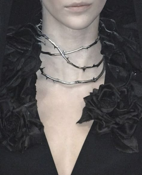 Silver Thorn Necklace by Alexander McQueen, spring/summer 2007. Rose Thorns, Yennefer Of Vengerberg, Cool Winter, Hippy Chic, A Necklace, Coven, Dark Fashion, Mode Inspiration, Fashion Details