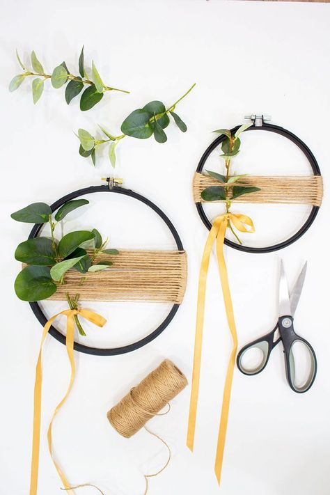 Learn how to make this simple hoop wreath diy using just a few materials you probably already have at home. Takes just minutes to create! Macrame Hula Hoop, Gold Hoop Macrame Diy, Gold Hoop Wreath Diy, Brass Wreath Ring Diy, Wood Rings Crafts, Small Wreaths Diy, Metal Hoop Wreath Diy, Metal Ring Crafts, Ring Wreath Diy