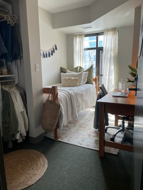 Timeless Dorm Room, Dorm Aesthetic Minimal, Neutral Dorm Room Ideas Cozy, Comfy College Dorm, Clean Aesthetic Dorm Room, Minimal College Dorm, Minimalistic College Dorm, Plain Dorm Room Ideas, Dorm Room Inspiration Minimalist