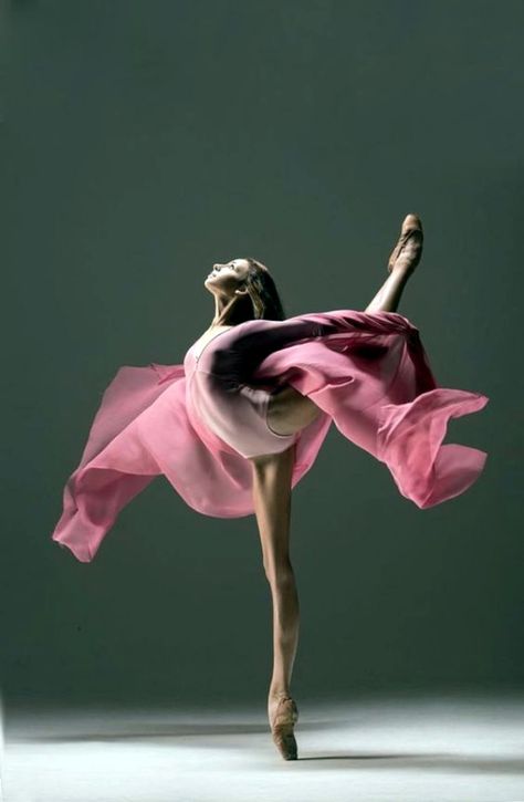 45 Powerful and Passionate Dance Demonstrations Ballet Dance Photography, Dancer Photography, Ballet Pictures, Dance Photography Poses, Ballerina Art, Ballet Poses, Ballet Art, Ballet Photos, Dance Movement