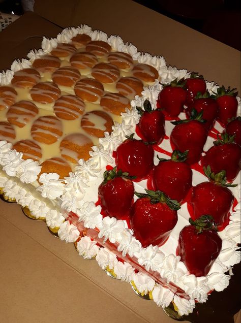 Half Strawberry, Strawberries And Bananas, Cheesecake Cake Recipes, Strawberry Crunch Cake, Cake With Strawberries, Banana Pudding Cake, Banana Pudding Cheesecake, Strawberry Shortcake Recipes, Crunch Cake