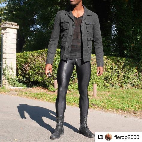 So tight! The 'bird' must have died a long time ago... Outfits With Tights, Leather Fashion Men, Tight Leather Pants, Masc Outfits, Mens Leather Clothing, Lycra Men, Mens Leather Pants, Man In Black, Gay Fashion