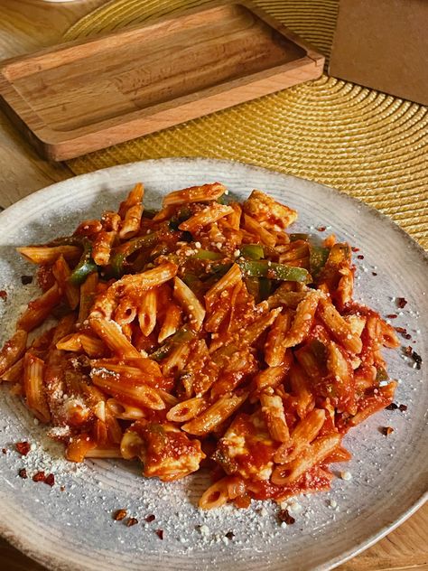 Pasta arrabiata delicious dinner supper lunch date evening night tomatoes spaghetti Pasta Recipes Aesthetic, Pasta Sauce Recipes Healthy, Aesthetic Dishes, Arrabiata Pasta, Creamy Pasta Sauce Recipes, Pasta Arrabiata, Recipes Aesthetic, Pasta Aesthetic, Pasta Lunch