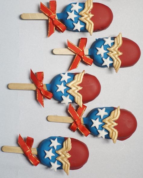 Wonder Woman Cake Pops, Heroes Party, Wonder Woman Cake, Wonder Woman Party, Super Women, Childrens Library, Most Famous Artists, Food Sweet, Wonder Women