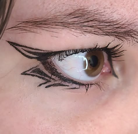 Water Actived Eyeliner, Cosplay Makeup Hooded Eyes, Eyeliner Designs For Hooded Eyes, Black Graphic Liner Hooded Eyes, Water Liner Eye Makeup, Hooded Graphic Eyeliner, Black Graphic Eyeliner Hooded Eyes, Hooded Eyes Eyeliner Graphic, Hooded Eyes Graphic Liner