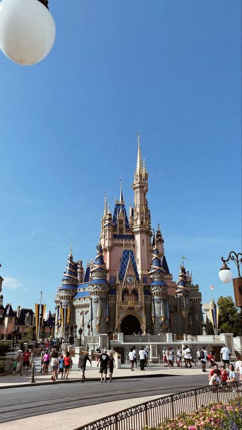 Disneyland Los Angeles Aesthetic, Disneyland California Castle, Disneyland Aesthetic California, Disneyland California Aesthetic, Disneyland California Pictures, Disneyland Wallpaper, Disneyland Los Angeles, California Disneyland, Disney Poses