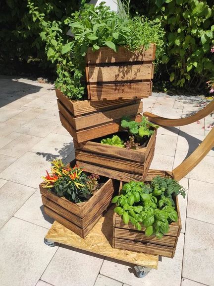 Wine Box Garden, Mobile Gardening, Crate Shelves Diy, Mobile Garden, Functional Garden, Pallet Projects Garden, Old Crates, Portable Garden, Flower Displays