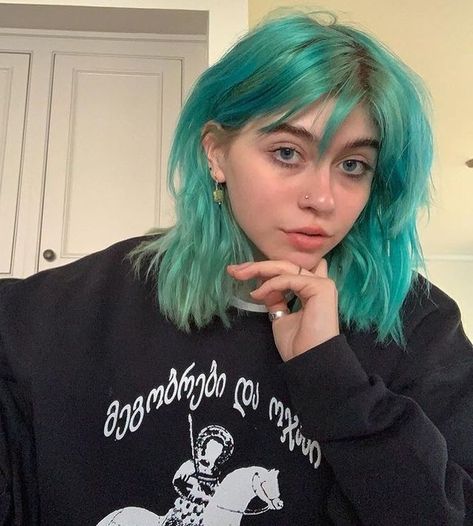 Blue Green Hair Aesthetic, Curly Teal Hair, Teal Hair Short, Turquoise Hair Aesthetic, Teal Hair Aesthetic, Olivia Osby, Teal Blue Hair, Turquoise Hair Dye, Light Blue Hair