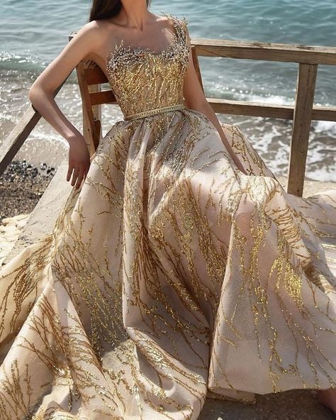 Gold Gowns Elegant, Indian Wedding Gowns, Golden Dress, Gowns Dresses Elegant, Dinner Dress Classy, Shimmer Dress, Most Beautiful Dresses, Ball Gowns Evening, Reception Dress