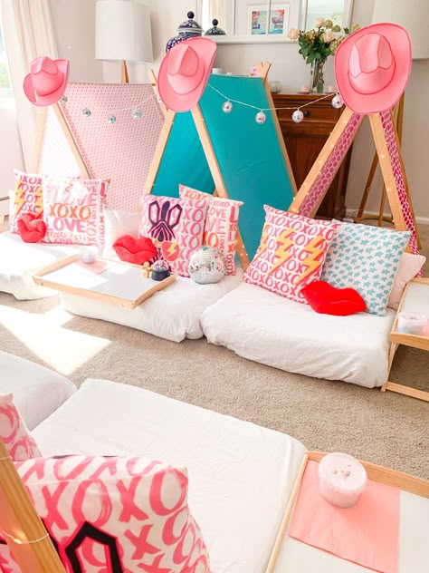 Preppy slumber party tents, preppy cushions, disco ball, pink cowgirl hat, pink and blue slumber party. Preppy Sleepover Party Ideas, Preppy Bday Sleepover, Preppy Teepee Sleepover, Preppy Aesthetic Birthday Party, Preppy Birthday Tents, Preppy Slumber Party Ideas, Preppy Tent Sleepover, Preppy Sleepover Birthday Party Ideas, Preppy Birthday Sleepover Tents