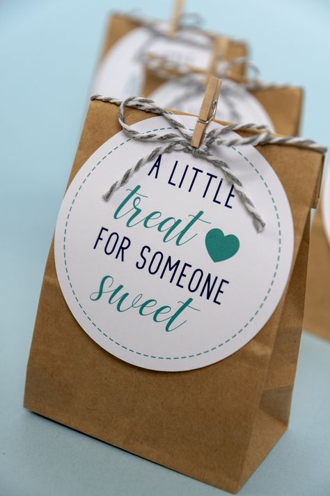 Use my free printable gift tags, baker's twine, and kraft paper bags to make these diy party favors. The circle tag reads "A Little Treat for Someone Sweet" in navy and turquoise and is perfect for any occasion. #partyfavors Chocolate Gifting Ideas, Secret Friend Gift Ideas, Thank You Gift, Chocolate Gift Ideas, Diy Treat Bag, Secret Friend, Secret Sister, Secret Pal, Free Printable Tags