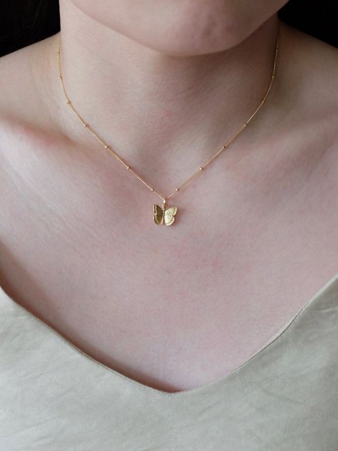 Simple Gold Locket Designs, Gold Neckles, Dainty Butterfly Necklace, Gold Butterfly Necklace, Gold Necklace Dainty, Dainty Butterfly, Locket Design, Butterfly Necklace Gold, Cotton Pouch