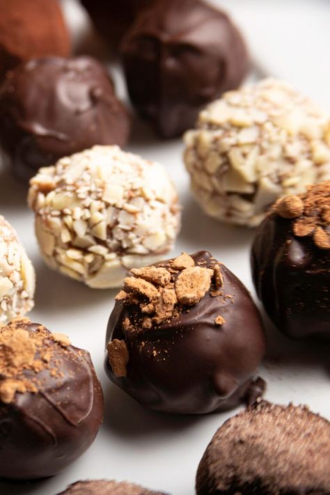 Bourbon Dessert, Bourbon Balls Recipe, Vanilla Wafer Cookies, Bourbon Balls, Vanilla Wafer, Chocolate And Coconut, Unsweetened Cocoa Powder, Chocolate Bourbon, Cold Desserts