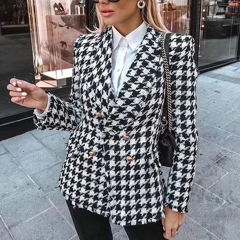 BEY AZURA on Instagram: “BLACK AND WHITE HOUNDSTOOTH BLAZER COAT WITH GOLD BUTTONS by Beyazura.com” Outfit Blazer, Black And White Jacket, Houndstooth Jacket, Elegante Casual, Houndstooth Blazer, Plaid Coat, White Houndstooth, Plaid Fashion, Blazer Outfits