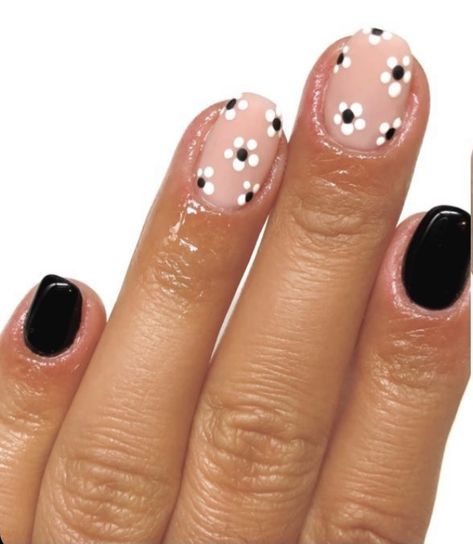 Almond Acrylic Nails Designs, Black White Flowers, Simple Gel Nails, Almond Acrylic Nails, Cute Gel Nails, Dipped Nails, Gel Nail Designs, Chic Nails, How To Do Nails