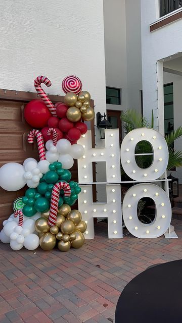 Christmas Decorations Event, Christmas Decorations Party Events, Christmas Marquee Decoration, Christmas Balloons Ideas, Balloon Decorations For Christmas, Happy New Year Decor, Christmas Party Balloon Decorations, Christmas Balloon Garland Ideas, Christmas Balloons Decorations