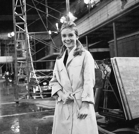 Audrey Hepburn filming the final scene of Breakfast At Tiffany’s, New York, 1960. From Audrey Hepburn’s Personal Collection. Audrey Hepburn Outfit, Holly Golightly, Audrey Hepburn Style, Hepburn Style, Roman Holiday, My Fair Lady, Fair Lady, Breakfast At Tiffanys, British Actresses