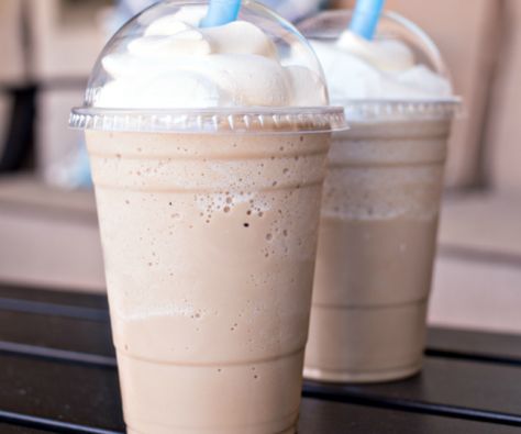 Salted Caramel Mocha Frappuccino, International Delight Iced Coffee, Spice Frosting, Frosted Coffee, Vanilla Iced Coffee, Frozen Coffee, Coffee Treats, Ice Cream Treats, Starbucks Recipes