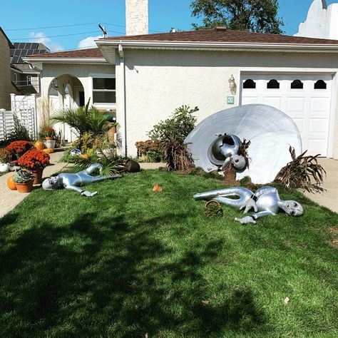 Alien Crash Site Halloween, Halloween Yard Ideas, Alien Decorations, Alien Decor, Alien Party, Blue Lava, Alien Halloween, Halloween Props Diy, Halloween Outdoor