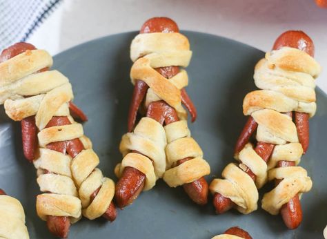 Look no further for a fun and easy Halloween Treat. Mummy Hot Dogs are a crowd pleaser and make any Halloween gathering extra festive. They have only 2 ingredients and are super easy to make! Mummy Hot Dogs Recipe, Halloween Mummy Hot Dogs, Halloween Mummy Dogs, Halloween Hotdogs, Halloween Fingerfood, Mummy Hot Dogs, Halloween Finger Foods, Halloween Appetizers Easy, Mummy Dogs