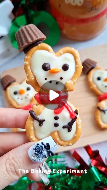 Jean Yap on Instagram: "Snowman pretzels ⛄️

#chocolatepretzels #chocolatecoveredpretzels #chocolatecoveredtreats #sweetandsalty #christmasbaking #christmastreats #thekitchn #holidaybaking #cutedessert" Snowman Pretzels, Christmas Ideas Crafts, Chocolate Covered Treats, Chocolate Pretzels, Christmas Foods, Chocolate Covered Pretzels, Cute Desserts, Christmas Goodies, December 1