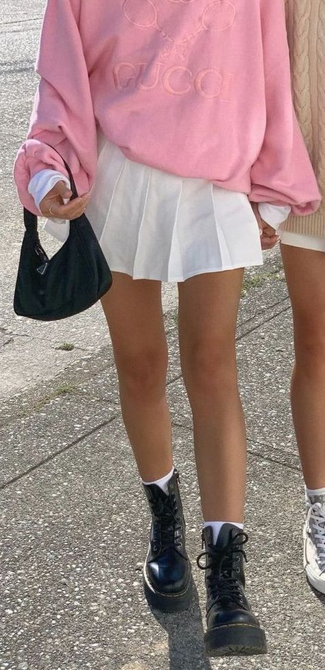 Gucci Sweatshirt Outfit, White Pleated Mini Skirt Outfit, White Tennis Skirt Outfit, Sweatshirt Outfit Ideas, Girls Outfit Ideas, Pleated Mini Skirt Outfit, Cottagecore Aesthetic Fashion, Tennis Sweatshirt, Combat Boot Outfits