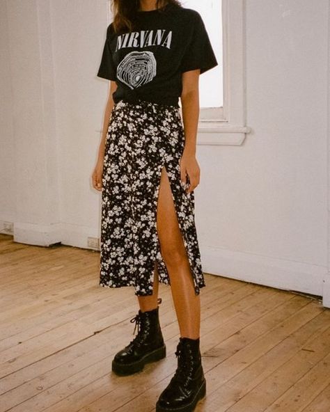 7 Retro-Inspired Outfits That Are Perfect For Summer - Society19 Black Fall Outfits, Doc Martens Outfit, Fashion Goals, Edgy Chic, Plus Size Vintage, Winter Trends, Mode Inspo, Autumn Outfit, 가을 패션