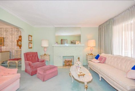 A pastel color palette in the living room—complete with matching lamps and a fireplace.   - HouseBeautiful.com 1950s Interior Design, 1960s Living Room, 1950s Living Room, 1950s Interior, Sala Vintage, 60s Decor, 1950s Decor, 1950s House, Living Vintage