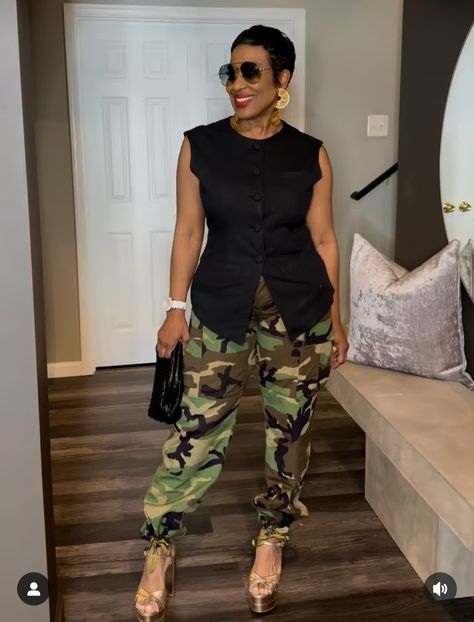 Camaflouge Cargo Pants Outfit Women, Camo Cargo Pants Outfit Baddie, Friday Night Casual Outfit, Camoflauge Outfits Black Women, Women's Style Women's Fashion, Camaflouge Outfits, Camo Outfits For Black Women, Army Fatigue Pants Outfit, Camo Outfits For Women