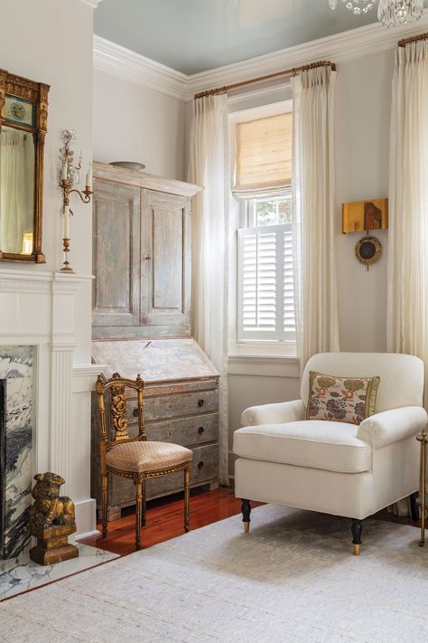 A Singular Revival: This Charleston single house’s thoughtful redesign marries modern living with exquisite antiques | Charleston Magazine Basic Projects Charleston, Charleston Sc Interior Design, Charleston Style Home Interior, Old Southern Homes Interior, Charleston Homes Interiors, Savannah Georgia Homes, Charleston Single House, Classic Southern Home, Charleston Interior Design